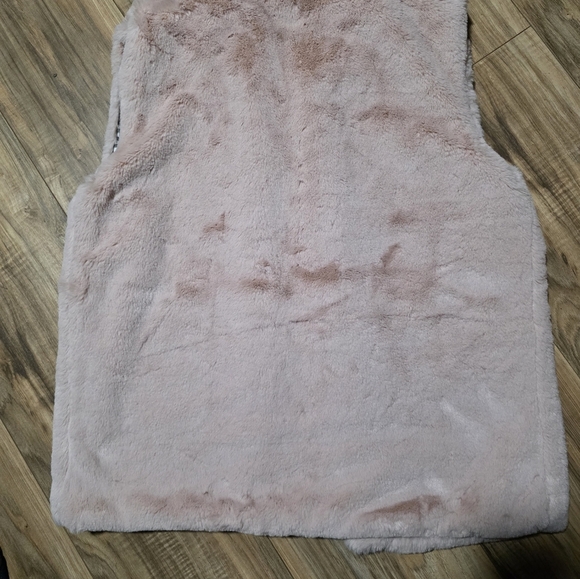 Women's Pink Faux Fur Vest - Picture 5 of 9
